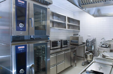 Nagykonyhai berendezés, rozsdamentes munkaasztal