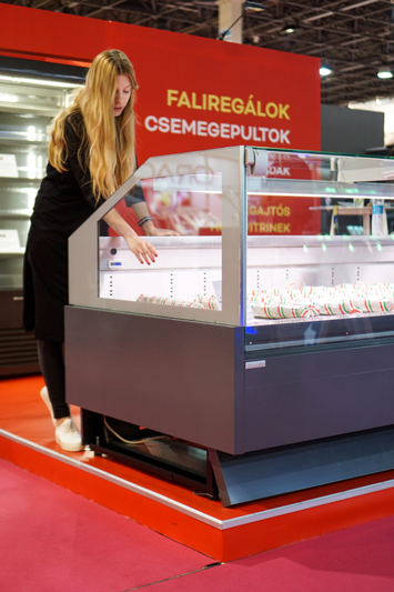 Csemegepult, faliregál