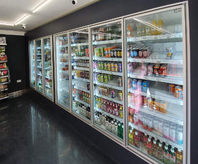 Üvegajtós hűtőkamra